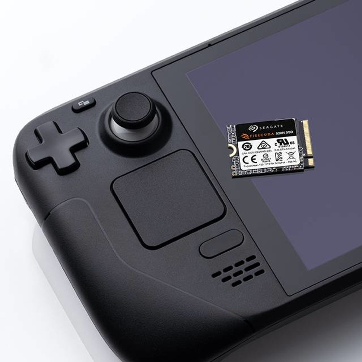 Czarny przenośny konsola do gier Steam Deck z małym dyskiem SSD zainstalowanym na ekranie.