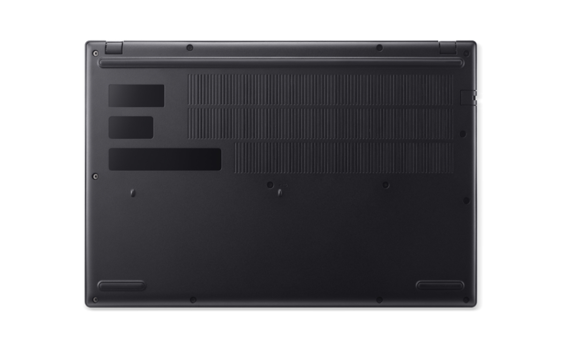 La parte inferiore di un laptop nero con fessure di ventilazione, viti ed etichette su sfondo bianco.