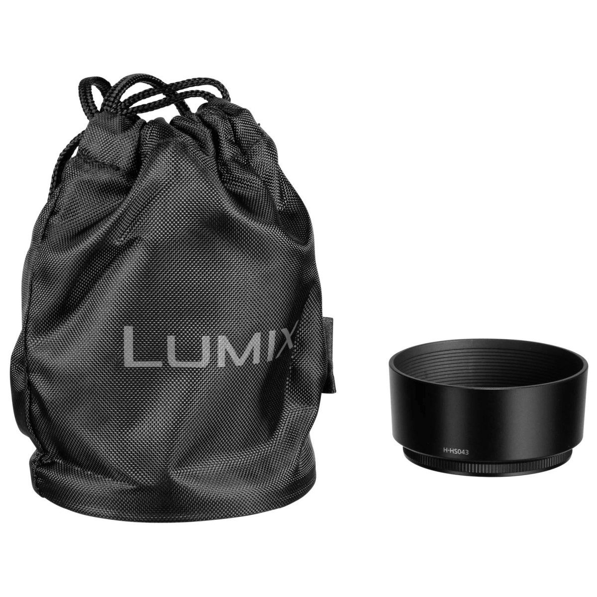 Czarna torba na obiektyw Lumix i osłona przeciwsłoneczna na białym tle. Logo Lumix widoczne na torbie.