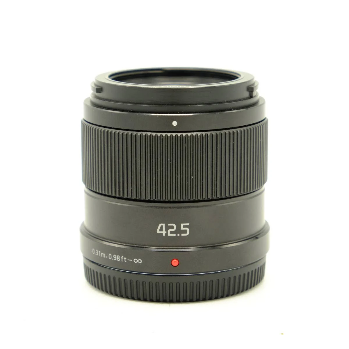 Czarny obiektyw z oznaczeniem 42.5 i czerwoną kropką. Białe tło.