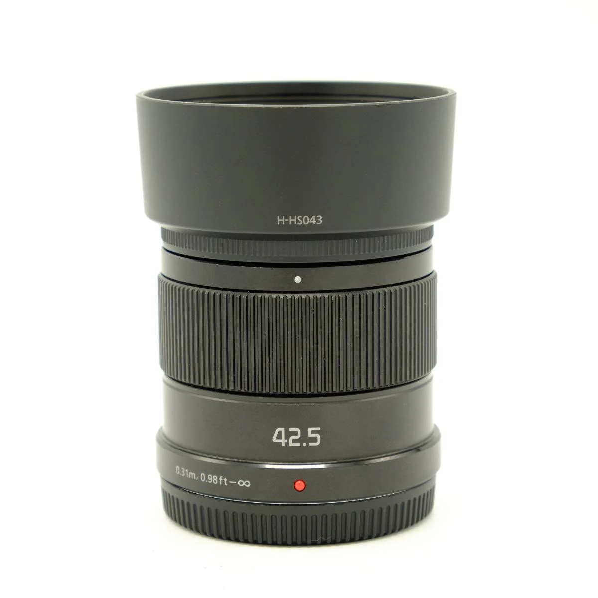 Czarny obiektyw z oznaczeniami i numerem 42,5 na białym tle.