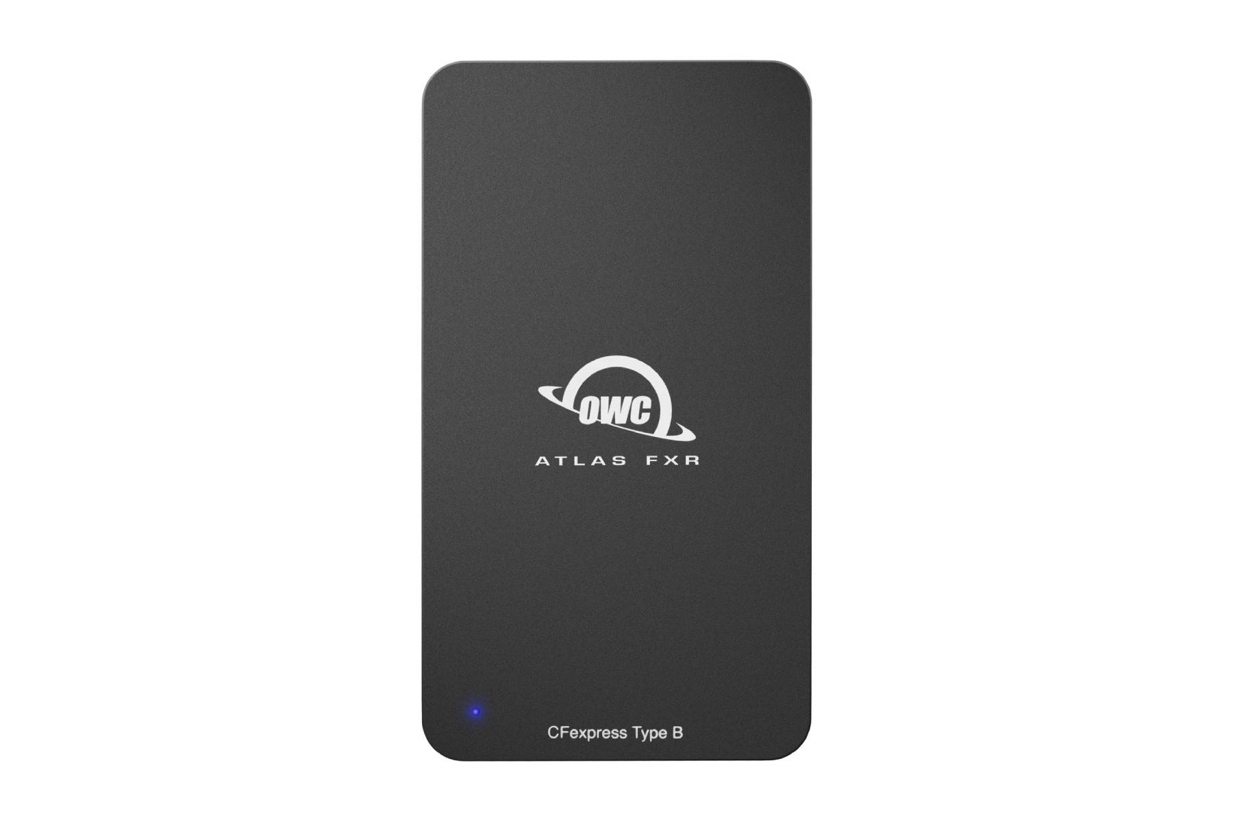 Czarny czytnik kart OWC Atlas FXR. Urządzenie jest prostokątne i ma niebieskie światło.