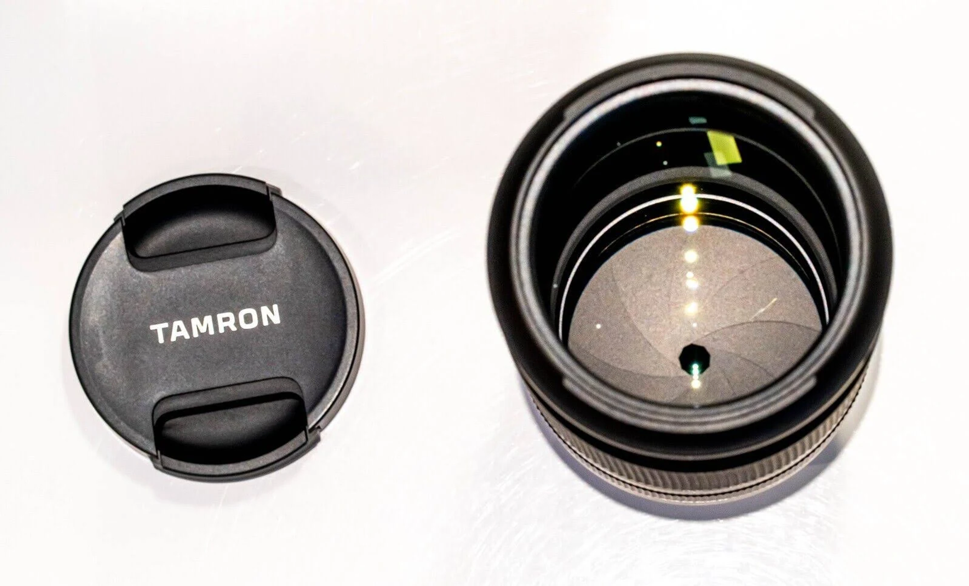 Tył projektora z różnymi portami wejścia/wyjścia.