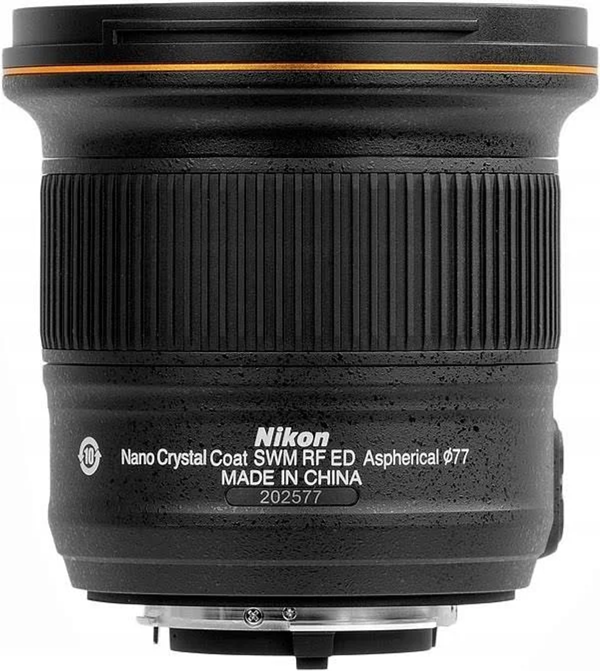 Lente de cámara negra con la marca Nikon. La lente está hecha en China.