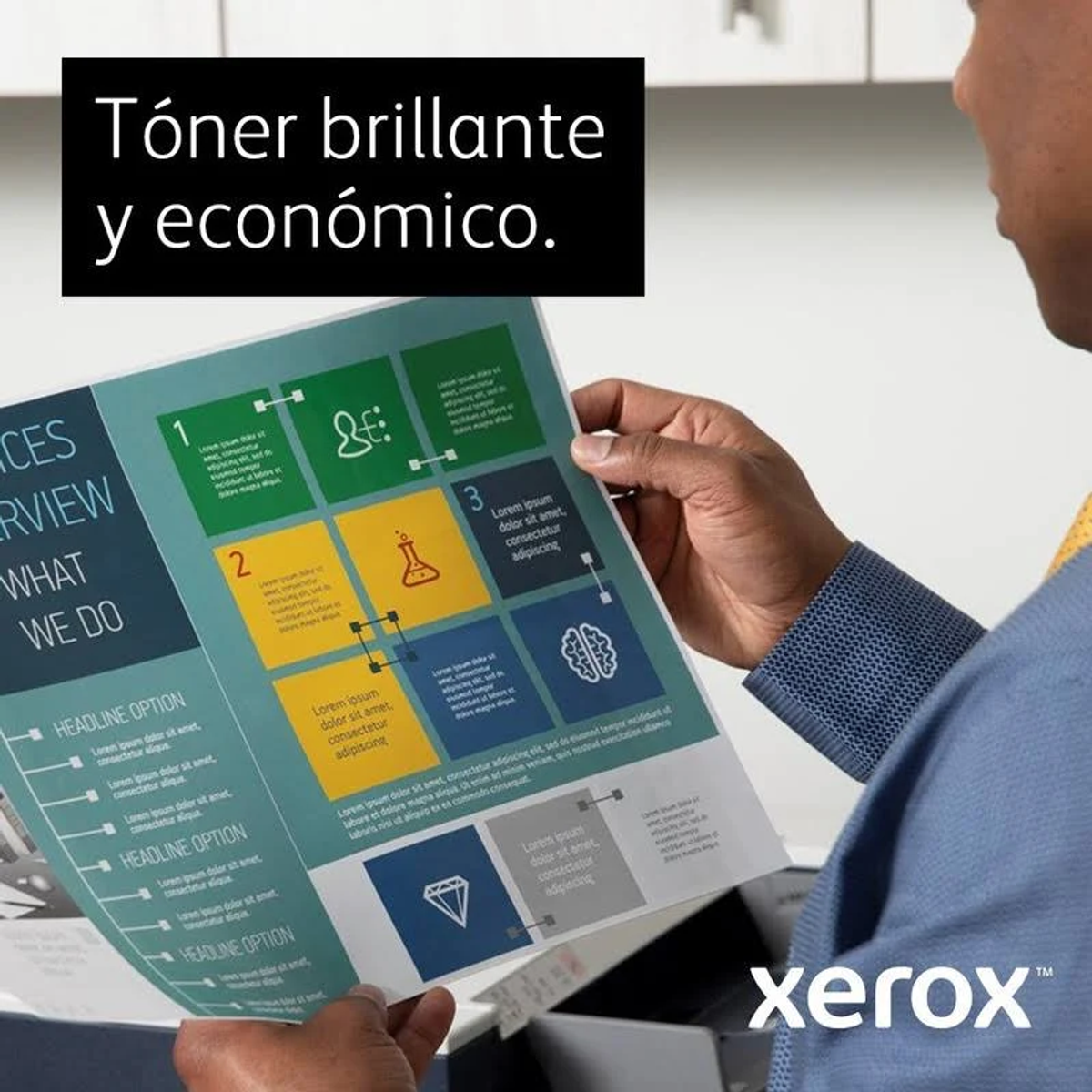Mężczyzna trzyma wydrukowany papier z diagramami. Tekst brzmi 'Toner brillante y económico'.