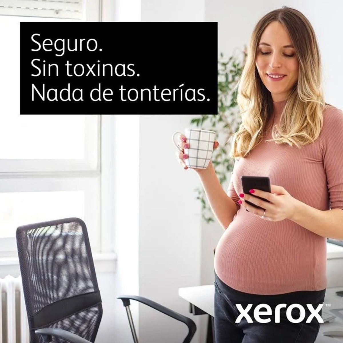 Kobieta w ciąży trzymająca kubek i telefon, z tekstem nad głową.