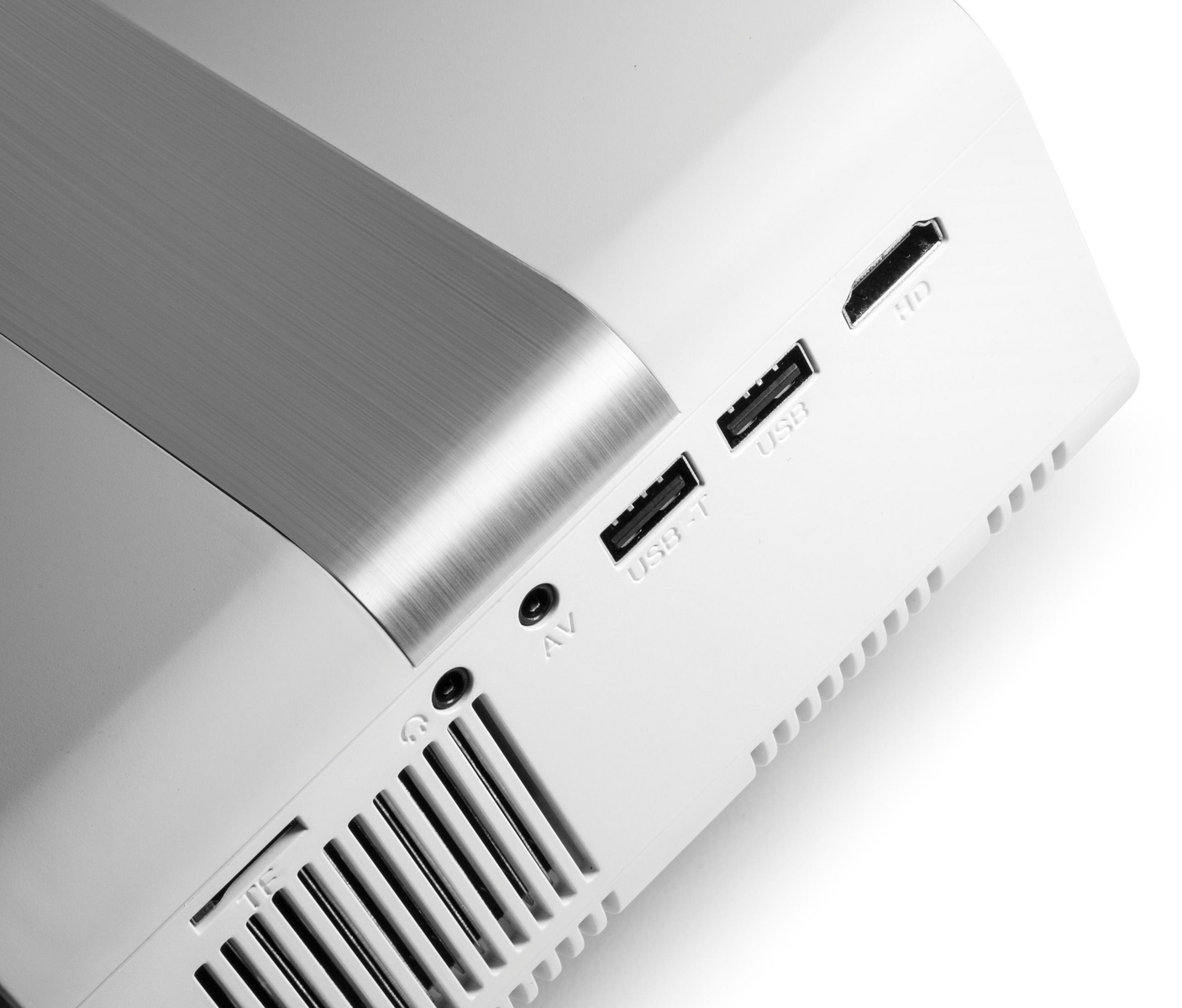 Zbliżenie białego urządzenia ze srebrnymi akcentami. Posiada porty HDMI, USB i AV oraz otwór wentylacyjny.