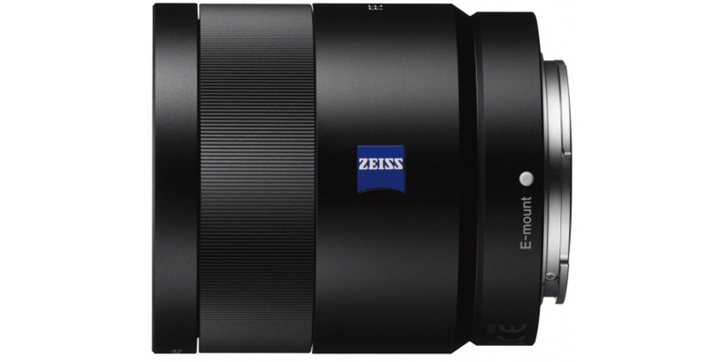 Czarny obiektyw aparatu z niebieskim logo Zeiss i etykietą E-mount.