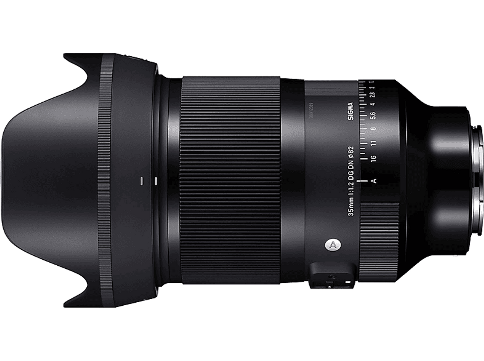 Czarny obiektyw, ujęcie pod kątem. Srebrne detale na obudowie. Ciemne tło.