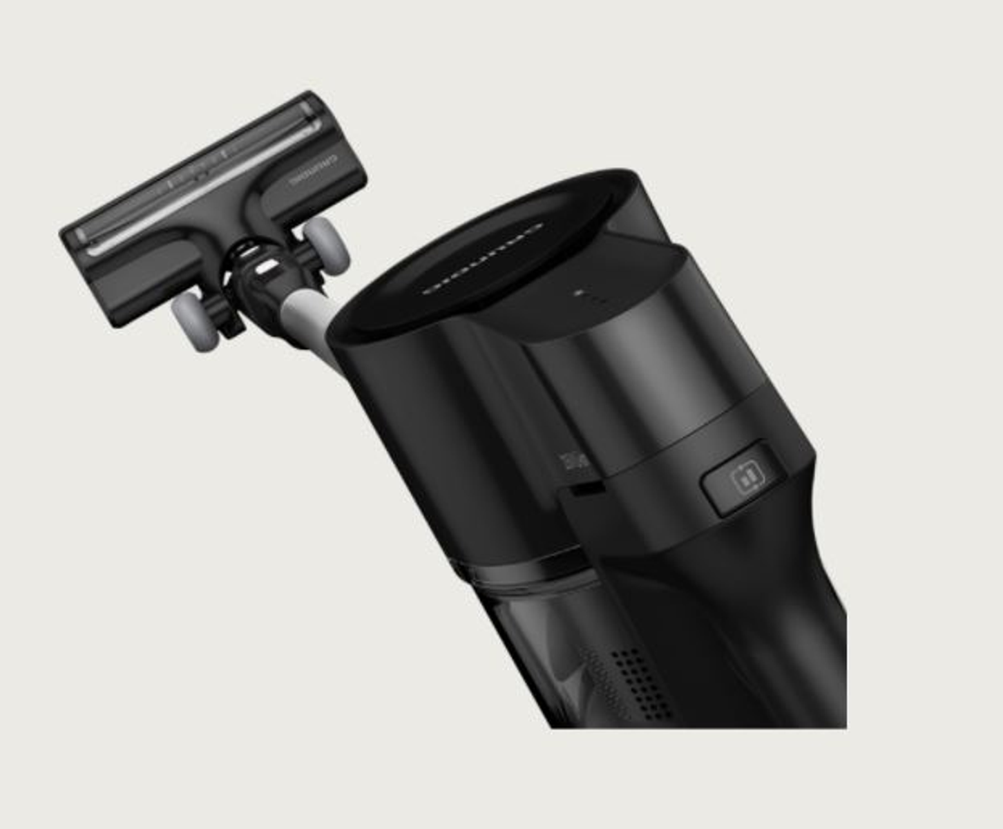 Schwarzer Akku-Staubsauger, angewinkelt, mit Bürstenkopf und Hauptteil sichtbar.