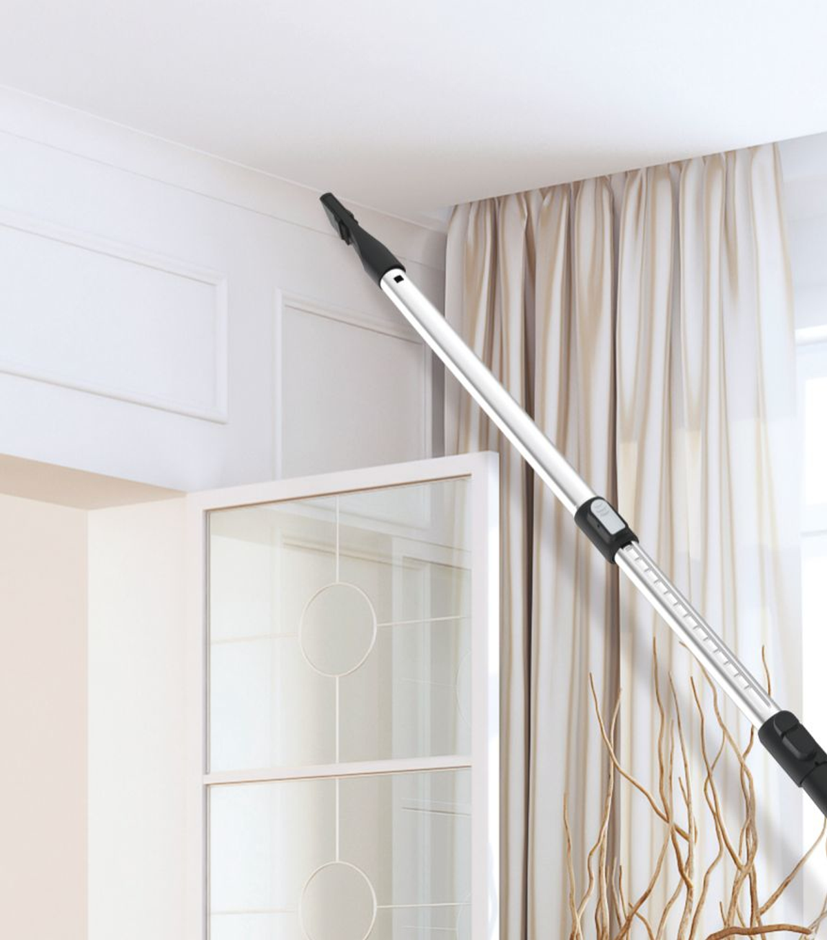 Il tubo di prolunga di un aspirapolvere raggiunge un soffitto bianco, vicino a un muro.