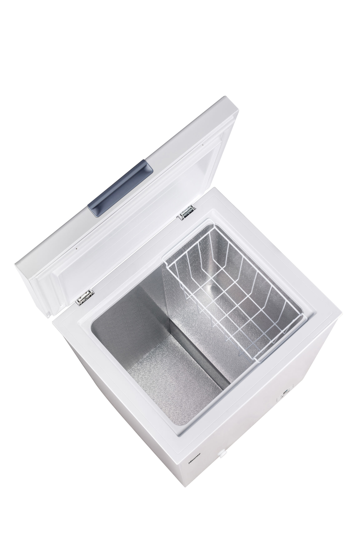 Biała zamrażarka z otwartą pokrywą, ujawniająca druciany kosz w środku.