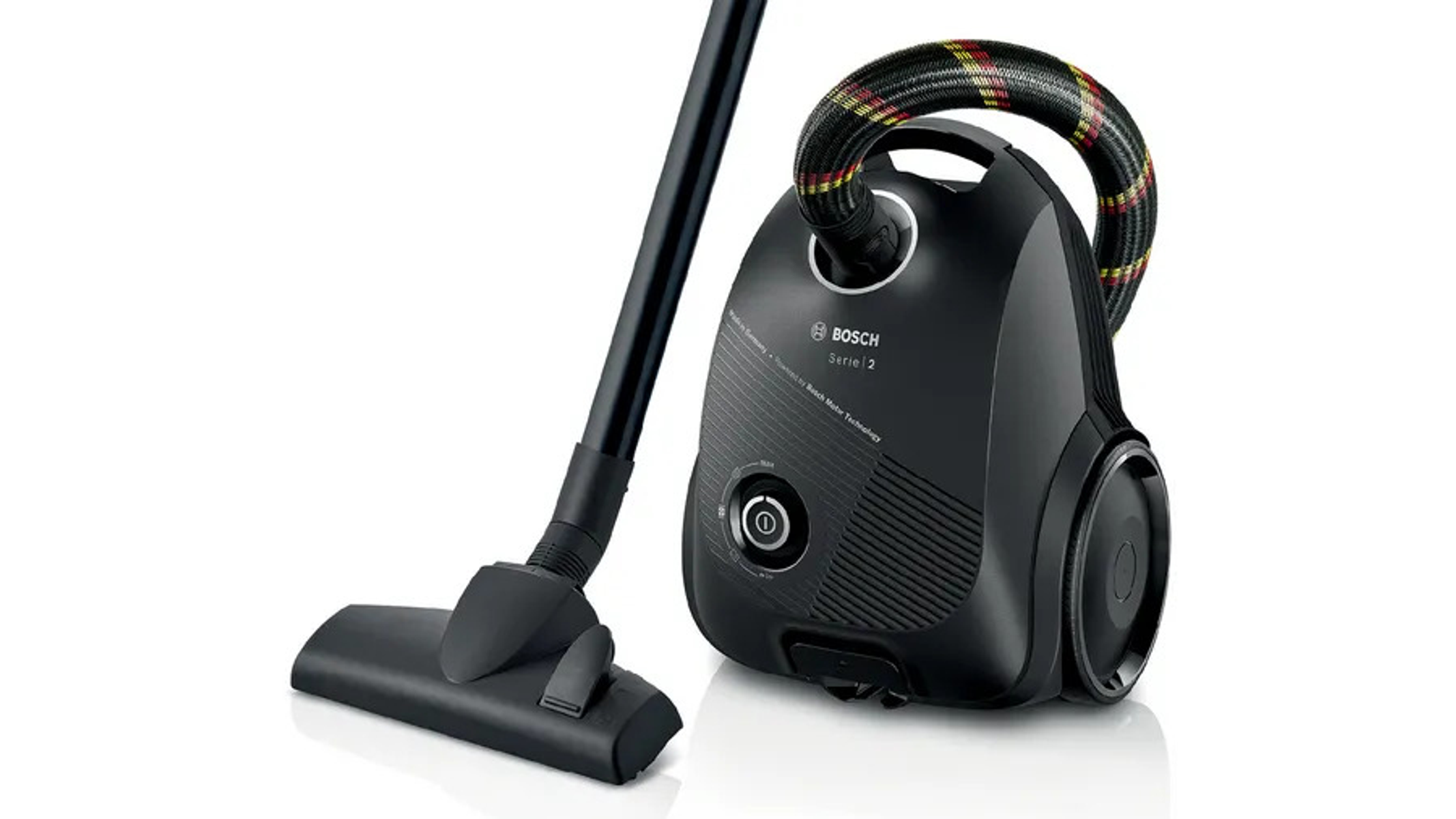 Czarny odkurzacz z wężem i szczotką.