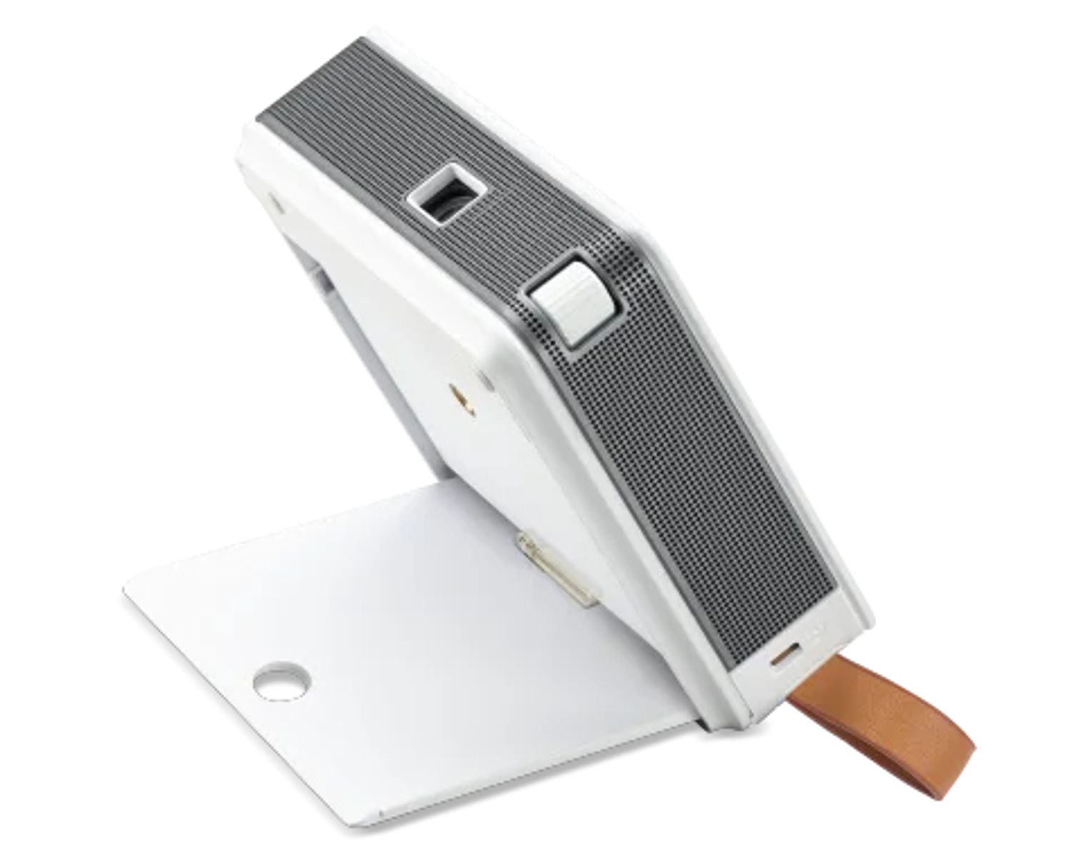 Un proiettore portatile bianco con un cinturino marrone. Ha una griglia per altoparlanti e un supporto.