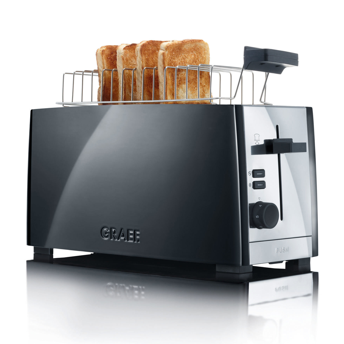 Tostapane nero e argento con quattro fette di pane tostato all'interno.
