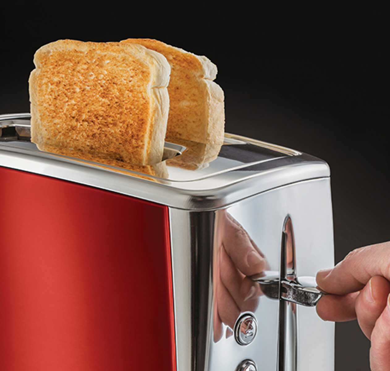 Ein roter und silberner Toaster mit zwei Toastbrotscheiben.