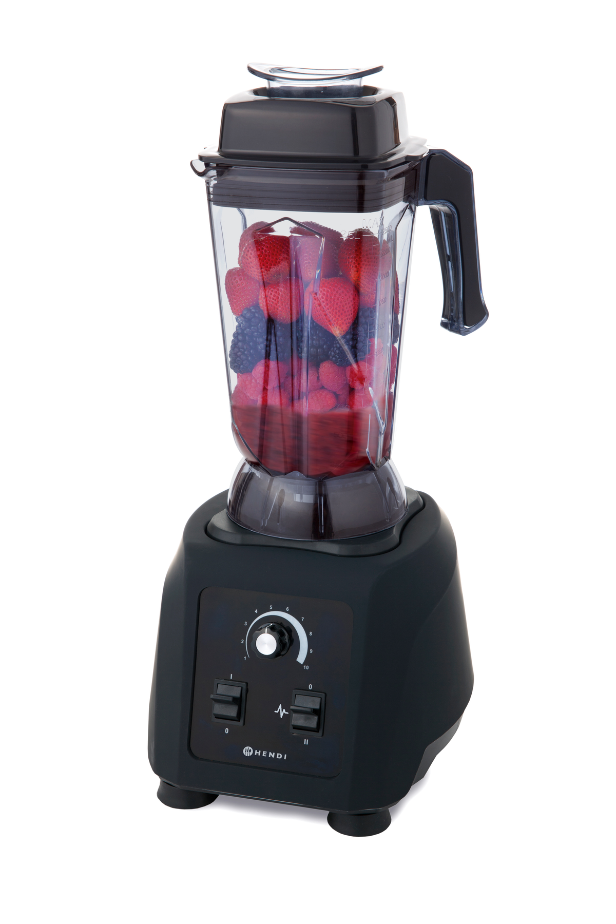 Schwarzer Mixer mit transparentem Behälter voller Beeren auf weißer Oberfläche.