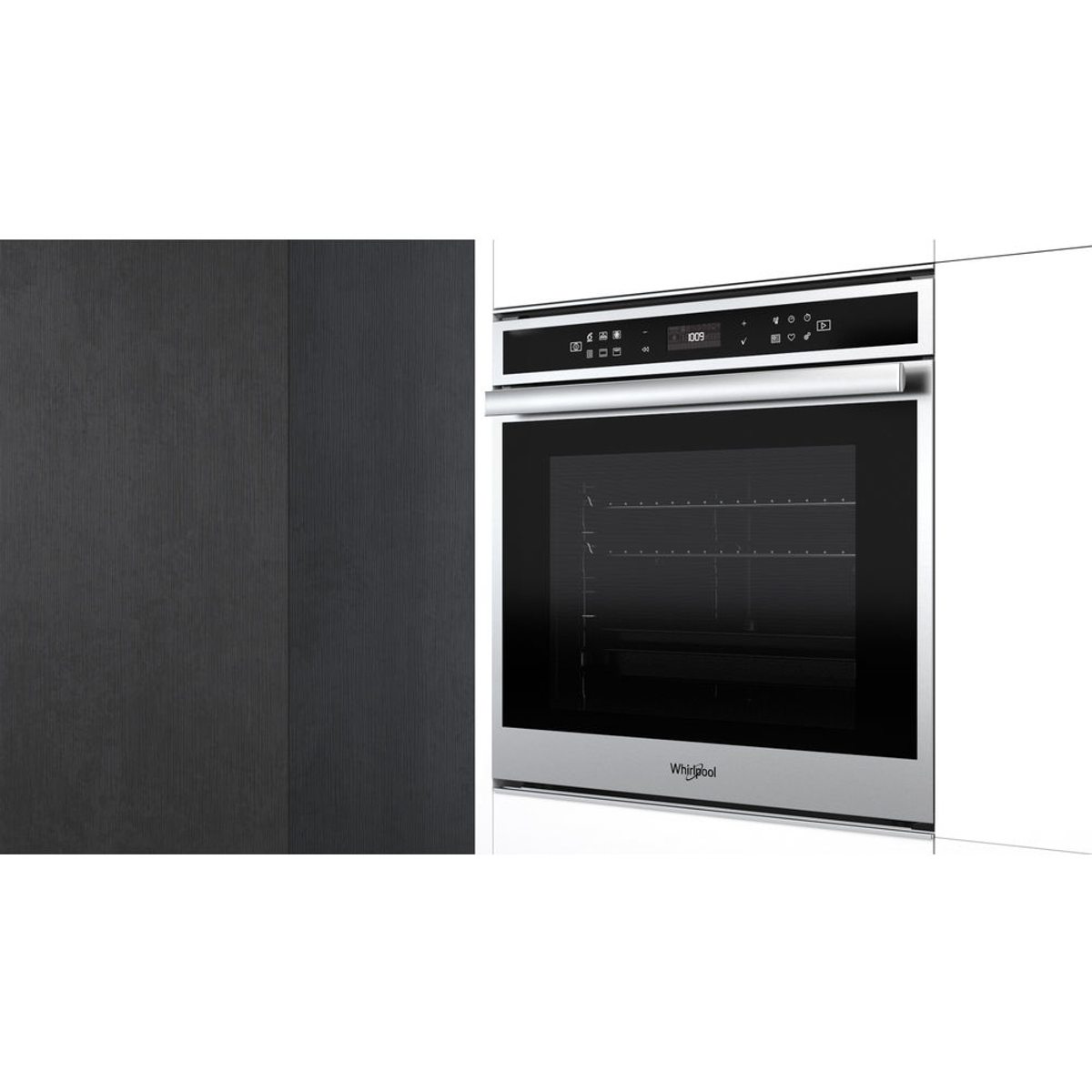 Horno negro, panel de madera y pared blanca. Fondo blanco.