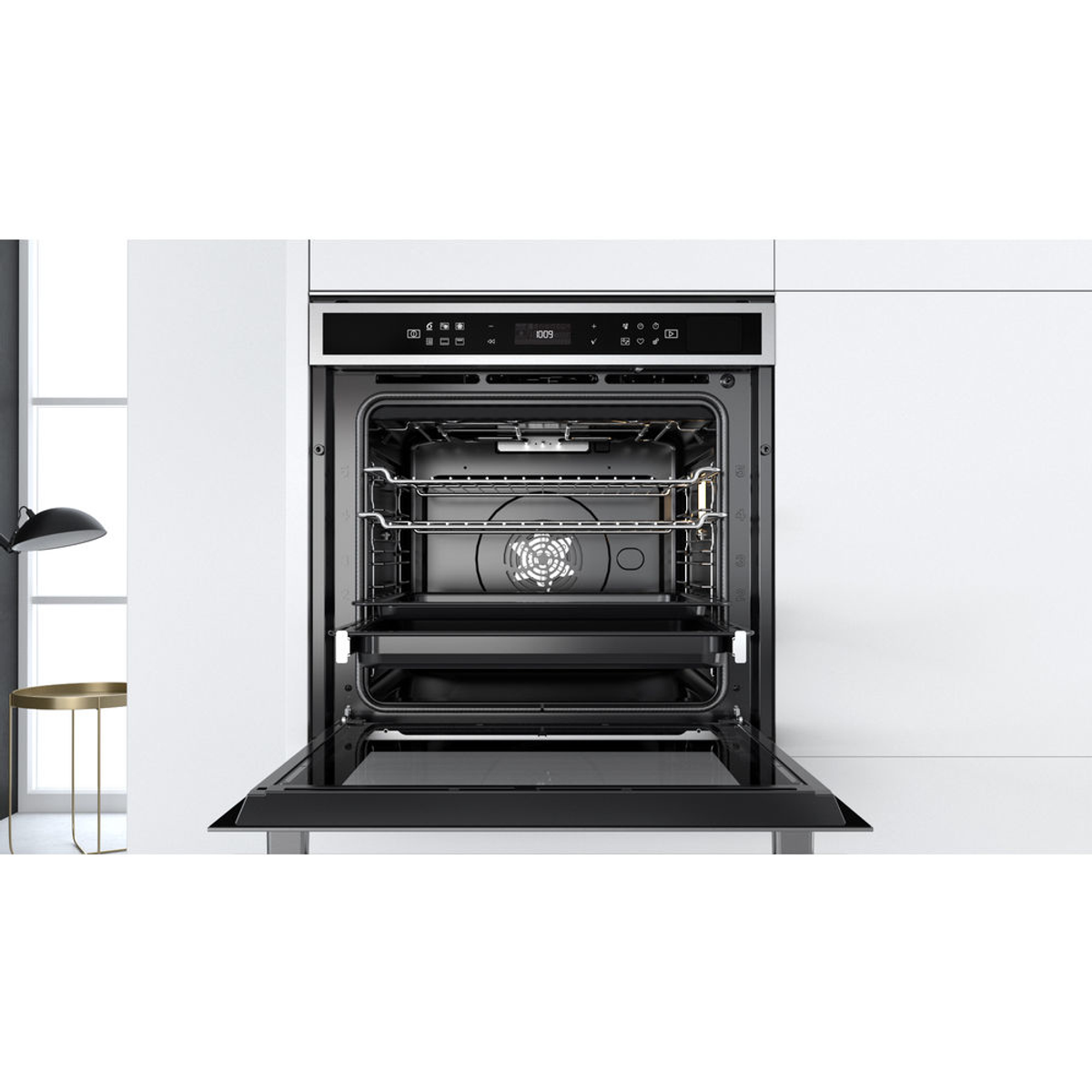Interior de horno abierto con rejillas y un ventilador. El interior está limpio e iluminado con luz blanca.