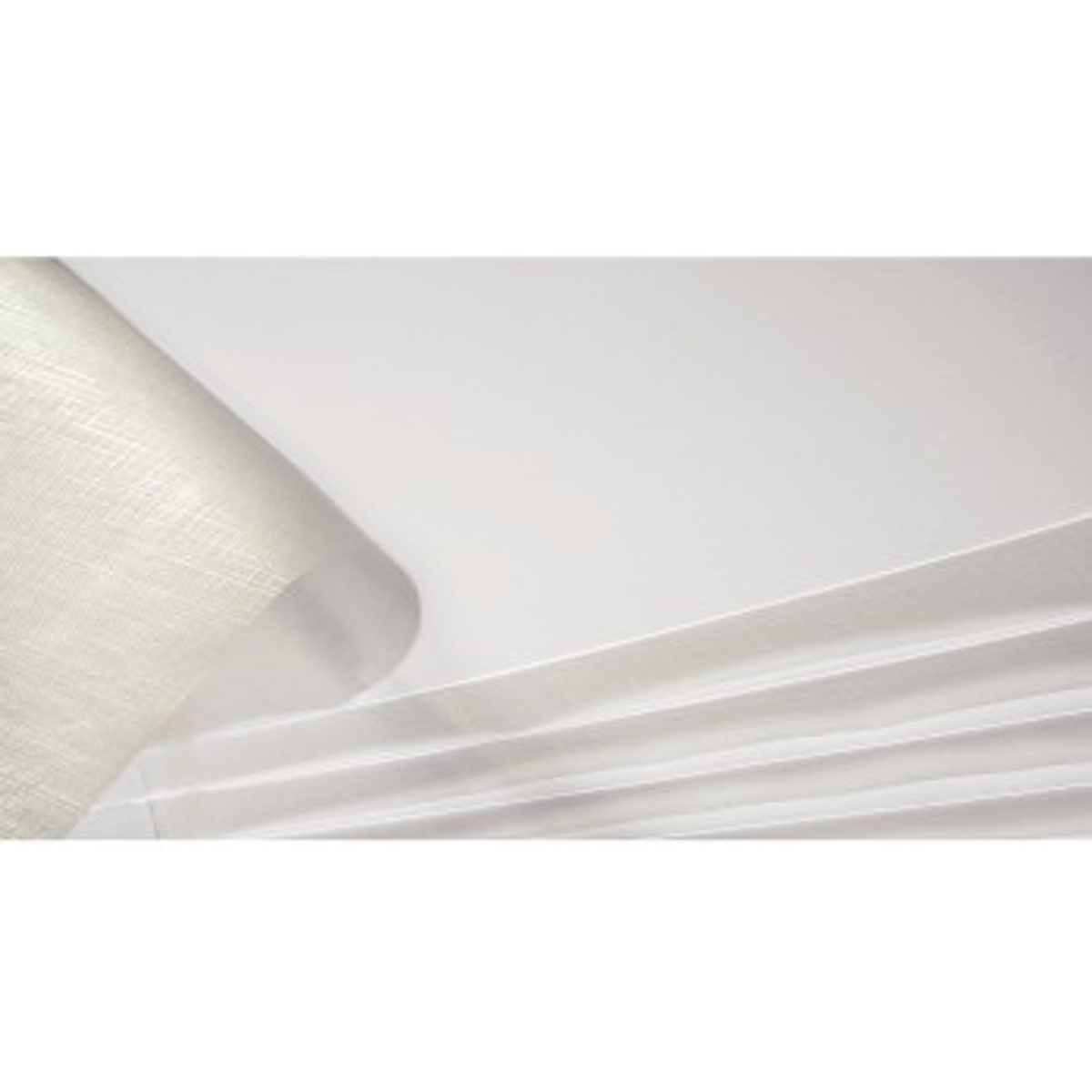 Biały papier w rolce i arkusze papieru. Tło jest białe.