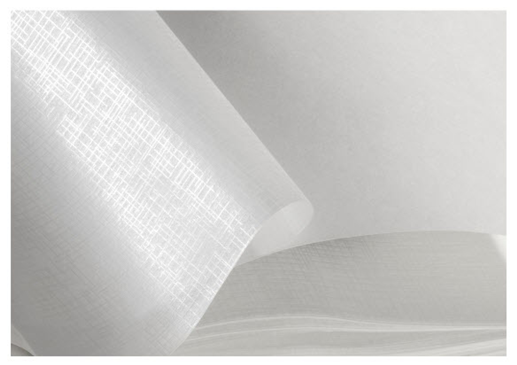 Biały półprzezroczysty papier, z subtelnymi fakturami i zagięciami.