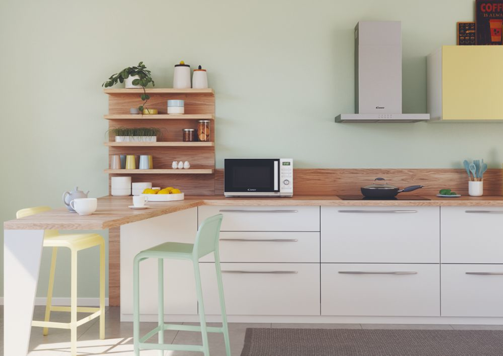 Kuchnia z kuchenką mikrofalową, szafkami i półkami. Widok z poziomu oczu. Elementy drewniane i białe.