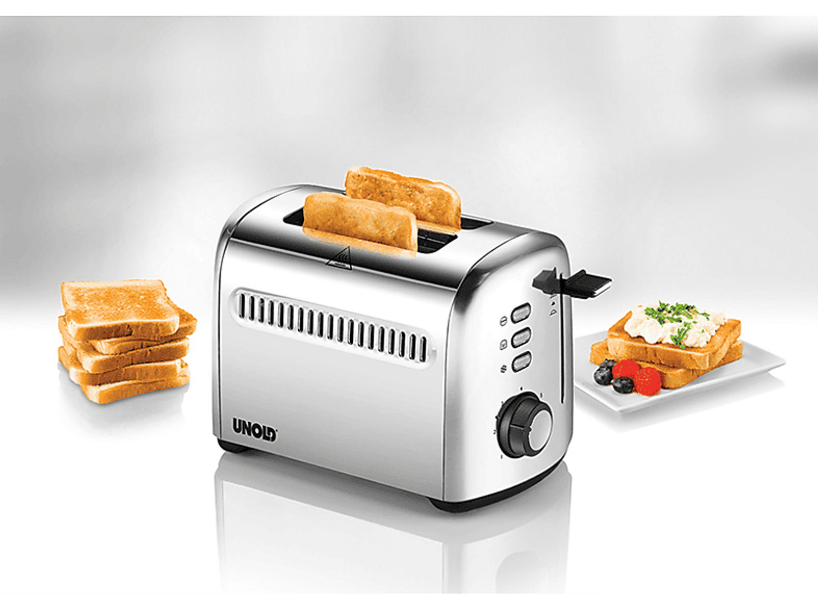 Chromowany toster z dwoma kawałkami tostów wyskakującymi. Tosty i jedzenie z boku.