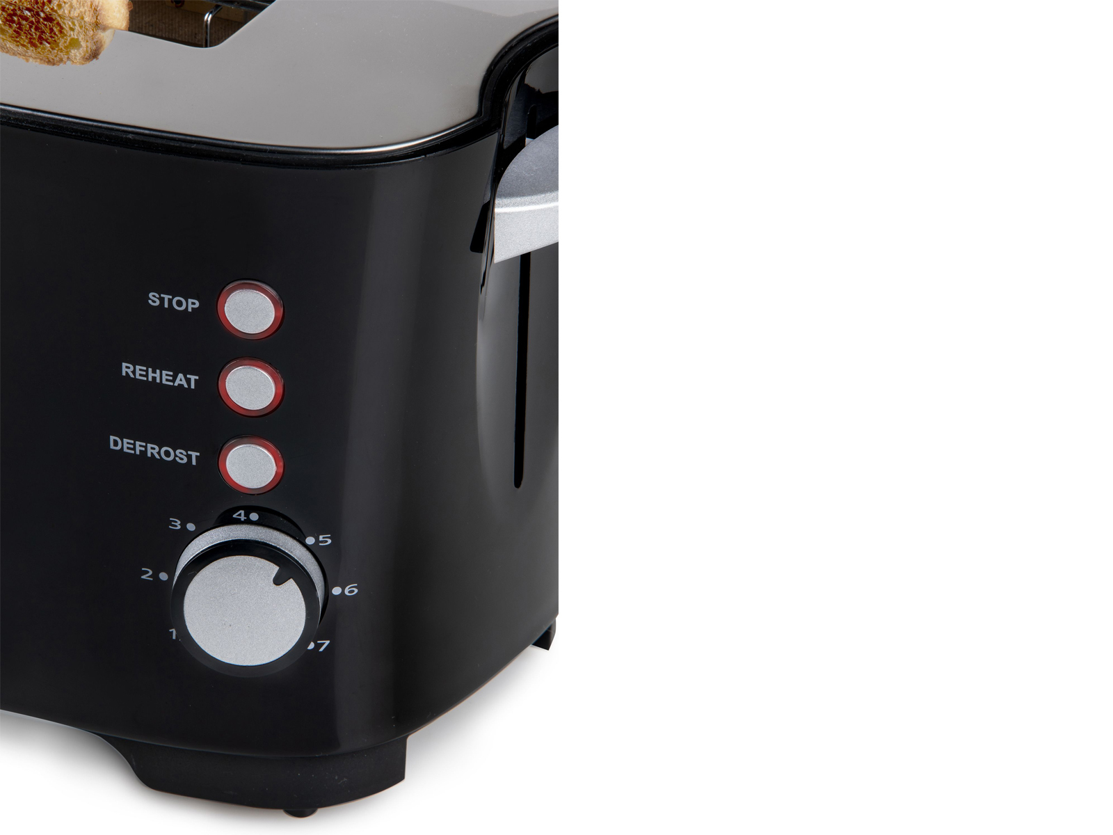 Primo piano di un tostapane nero con pulsanti e quadrante, il toast esce.