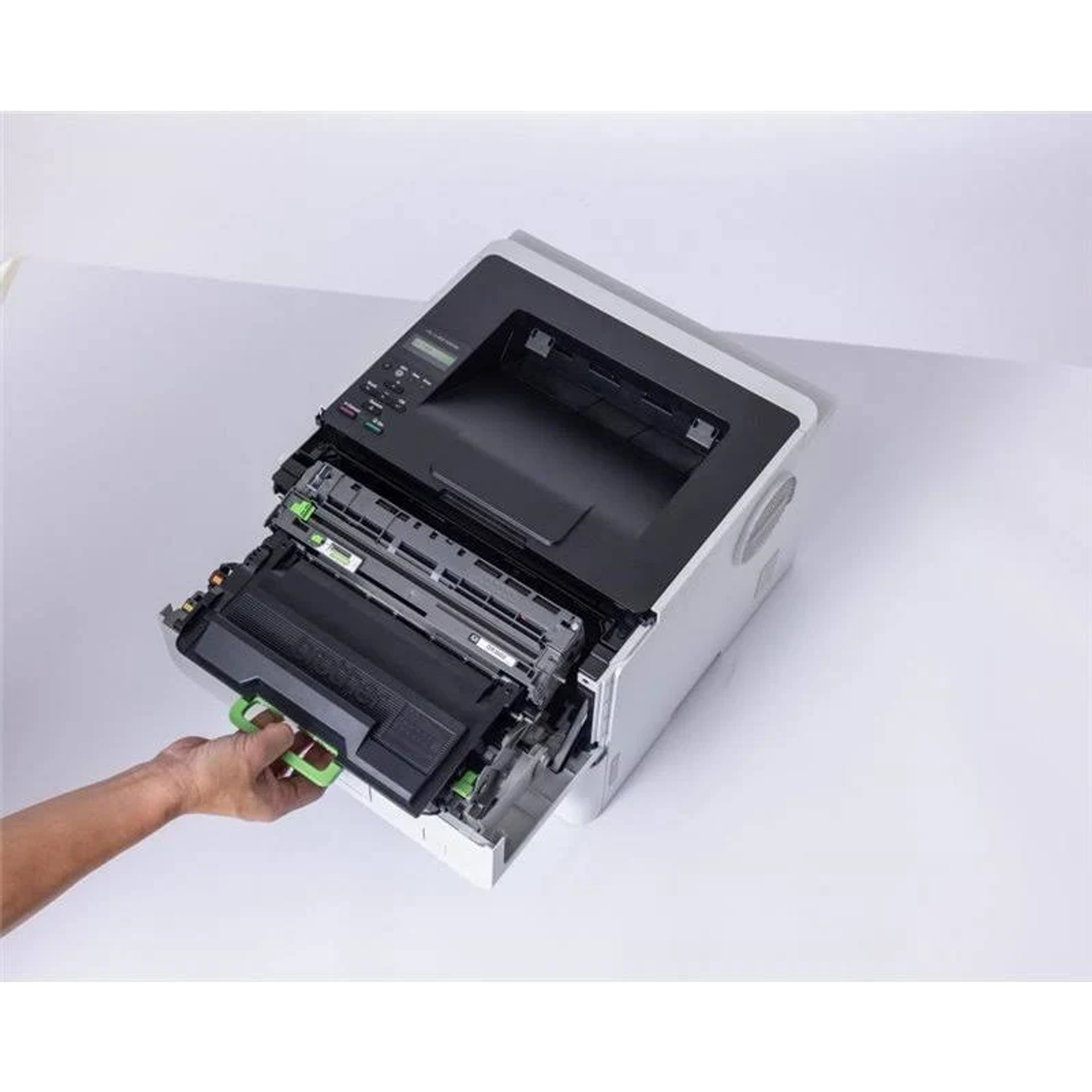 Ręka wyjmująca wkład z drukarki, ukazująca elementy wewnętrzne.