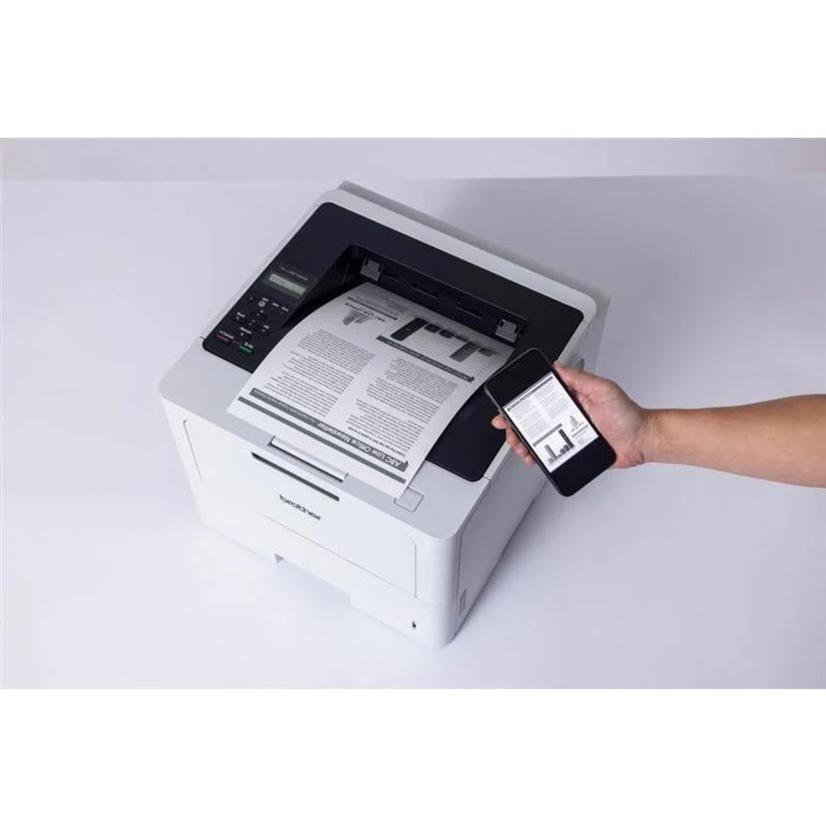 Biała drukarka drukuje dokument, a telefon wyświetla podobny dokument.