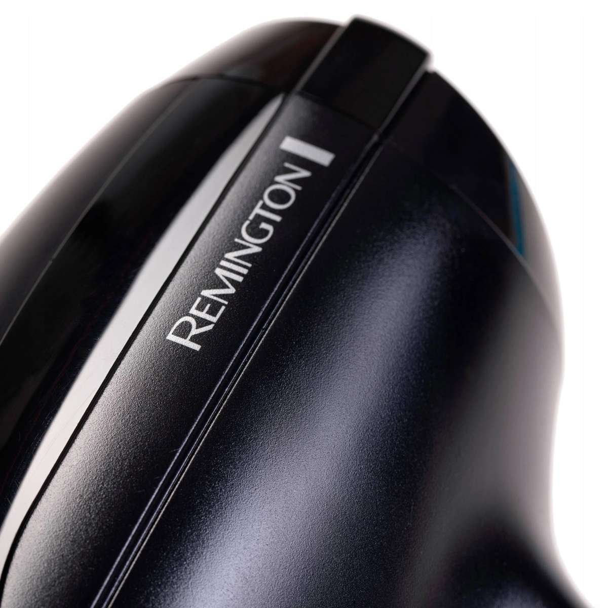 Czerwony telefon Doro, widok z tyłu, z aparatem, symbolem NFC i otworami głośnika, na białym tle.