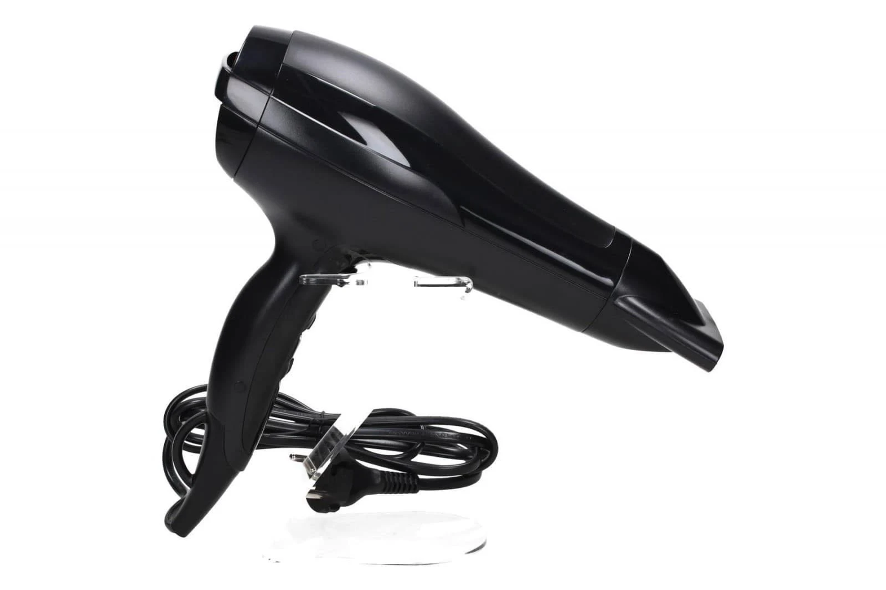 Czarna suszarka do włosów z uchwytem i przewodem. Na białym tle.