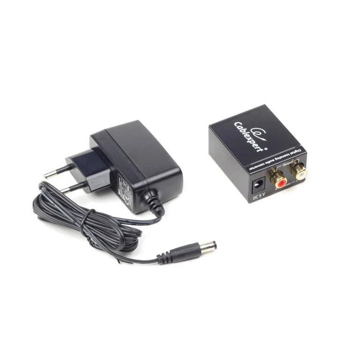 Un adaptador de corriente negro y un convertidor de audio digital.