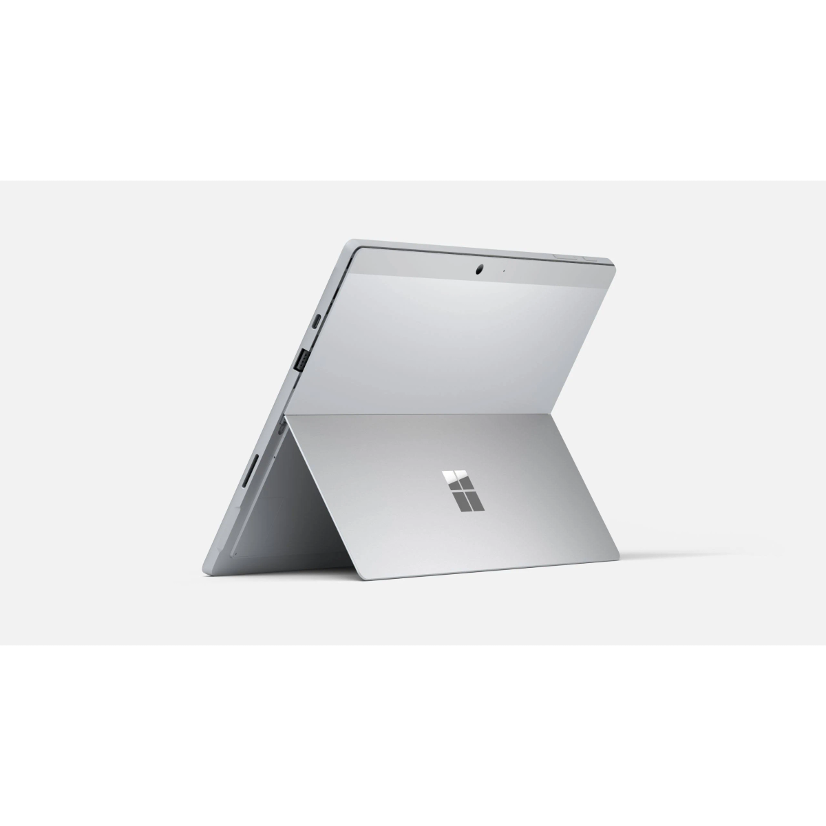 Silberner Laptop auf weißem Hintergrund, leicht geöffnet. Microsoft-Logo sichtbar.