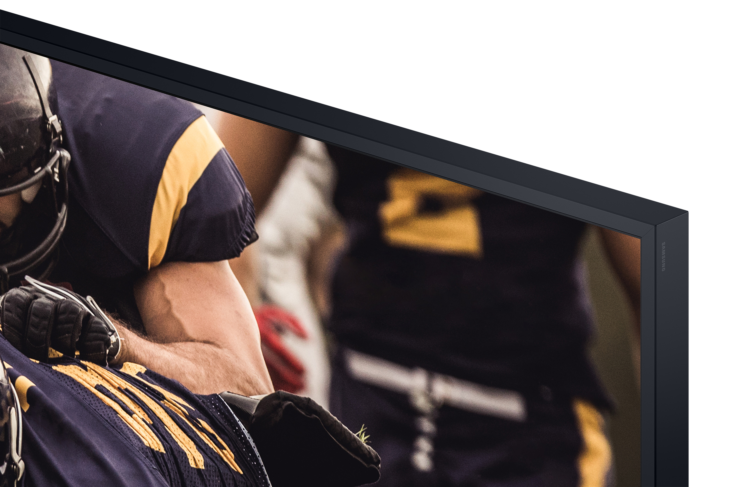 Zbliżenie na ekran telewizora pokazujący mecz futbolu amerykańskiego. Gracze w niebiesko-złotych strojach.