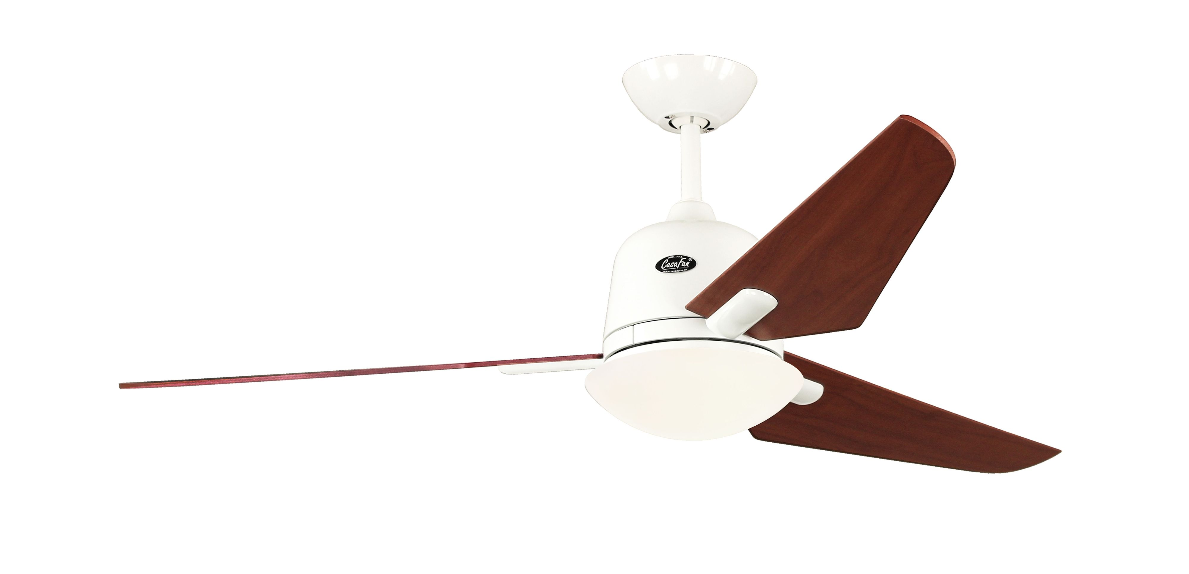 Ventilatore da soffitto bianco e marrone con tre pale. Ventilatore su sfondo bianco.