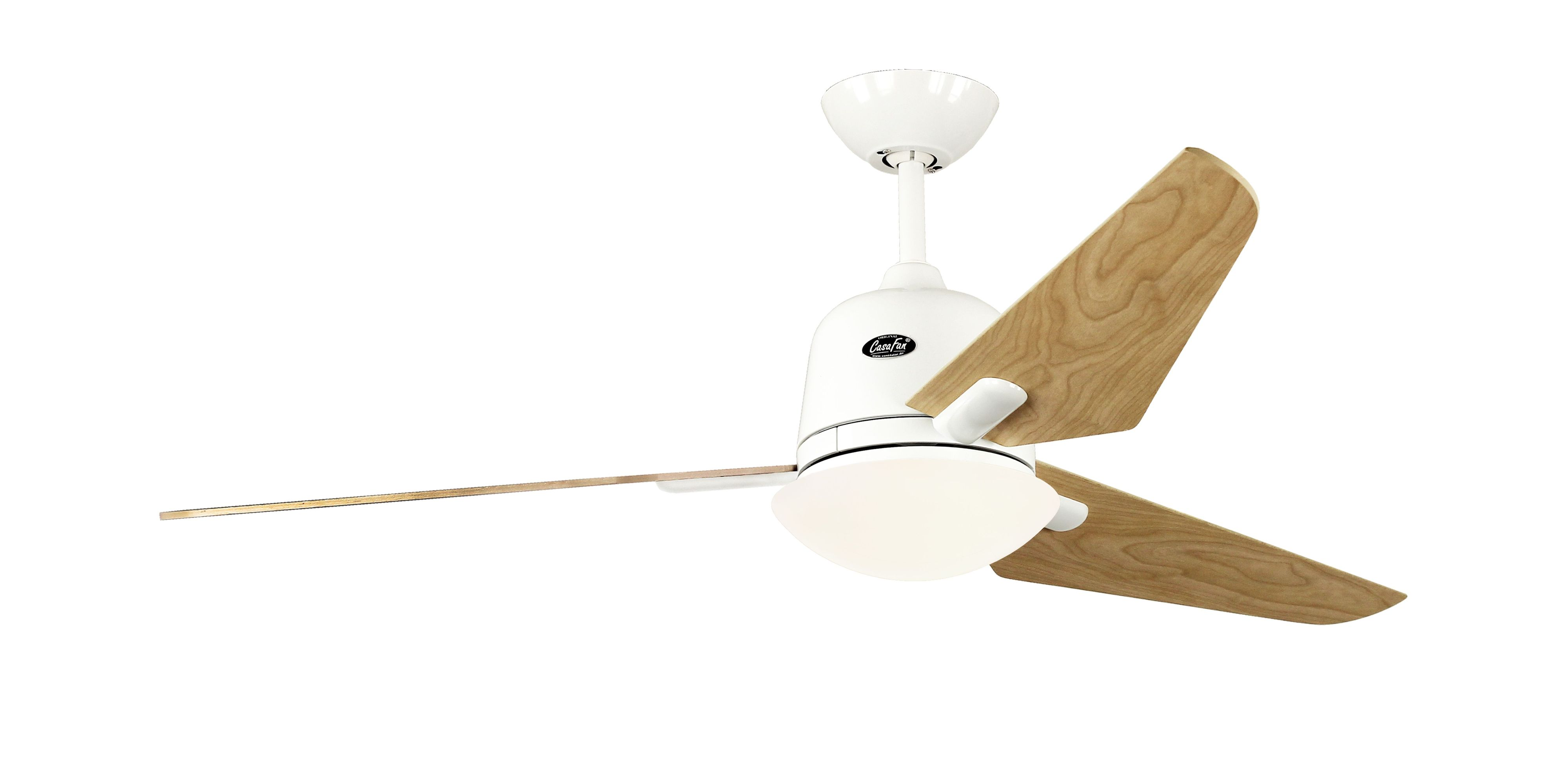 Ventilatore da soffitto bianco con pale in legno. Sfondo bianco.