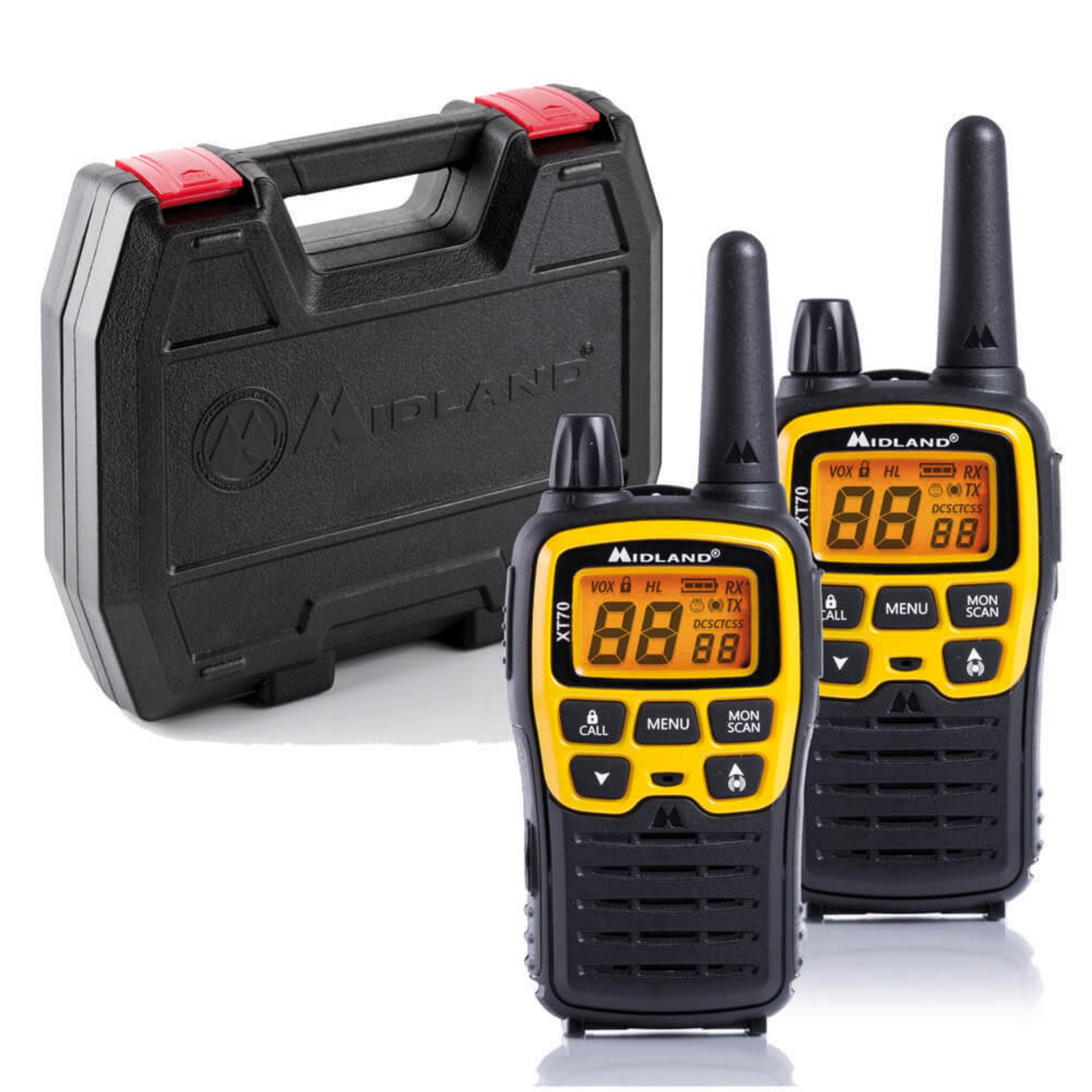 Due walkie-talkie e una custodia nera. I walkie-talkie hanno pulsanti e display gialli.