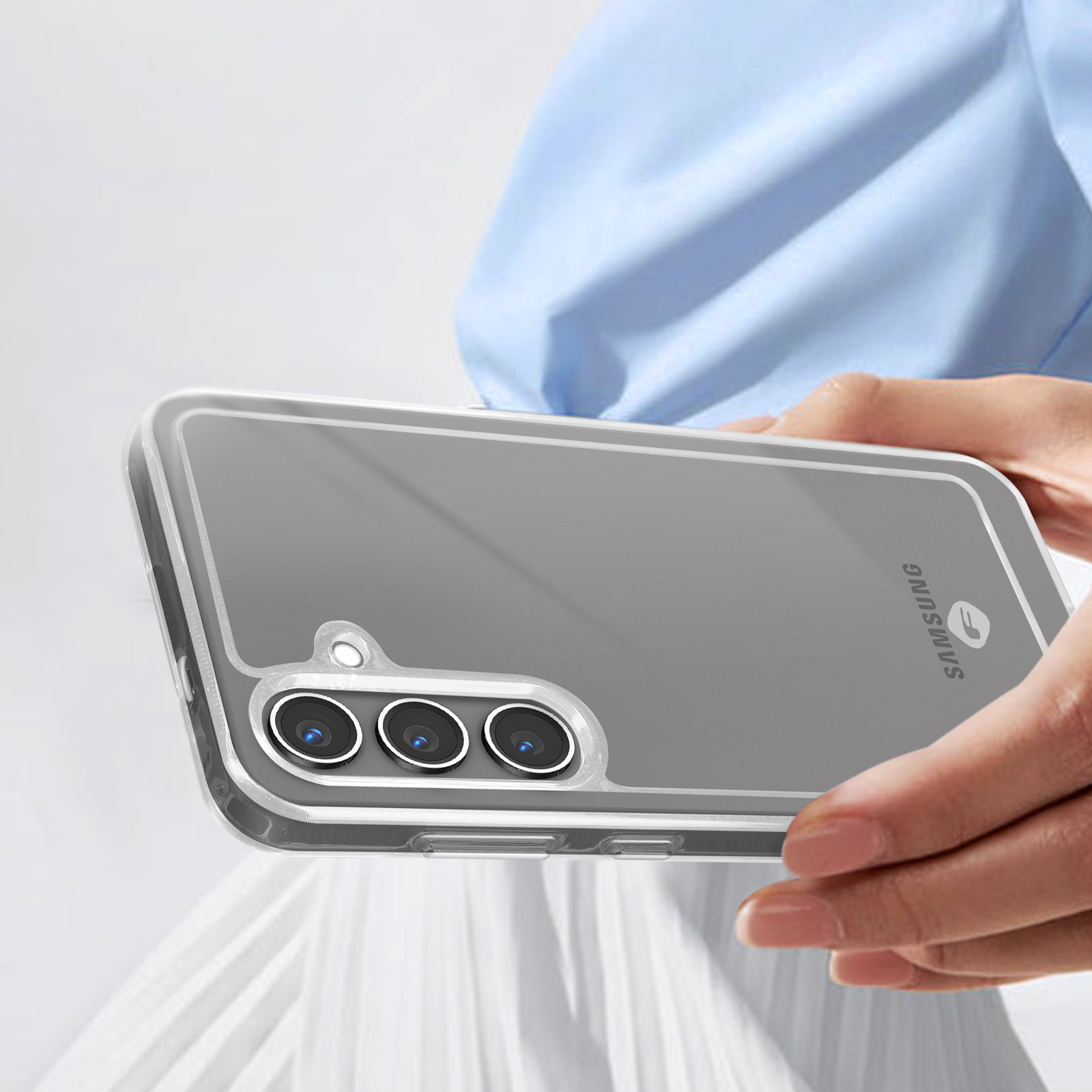 Una custodia per telefono tenuta in mano, che mostra il retro trasparente con il logo Samsung e le lenti.