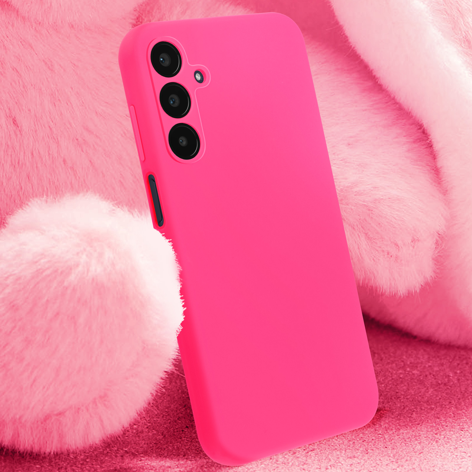 Un étui de téléphone rose vif avec trois objectifs de caméra, sur un matériau rose duveteux.