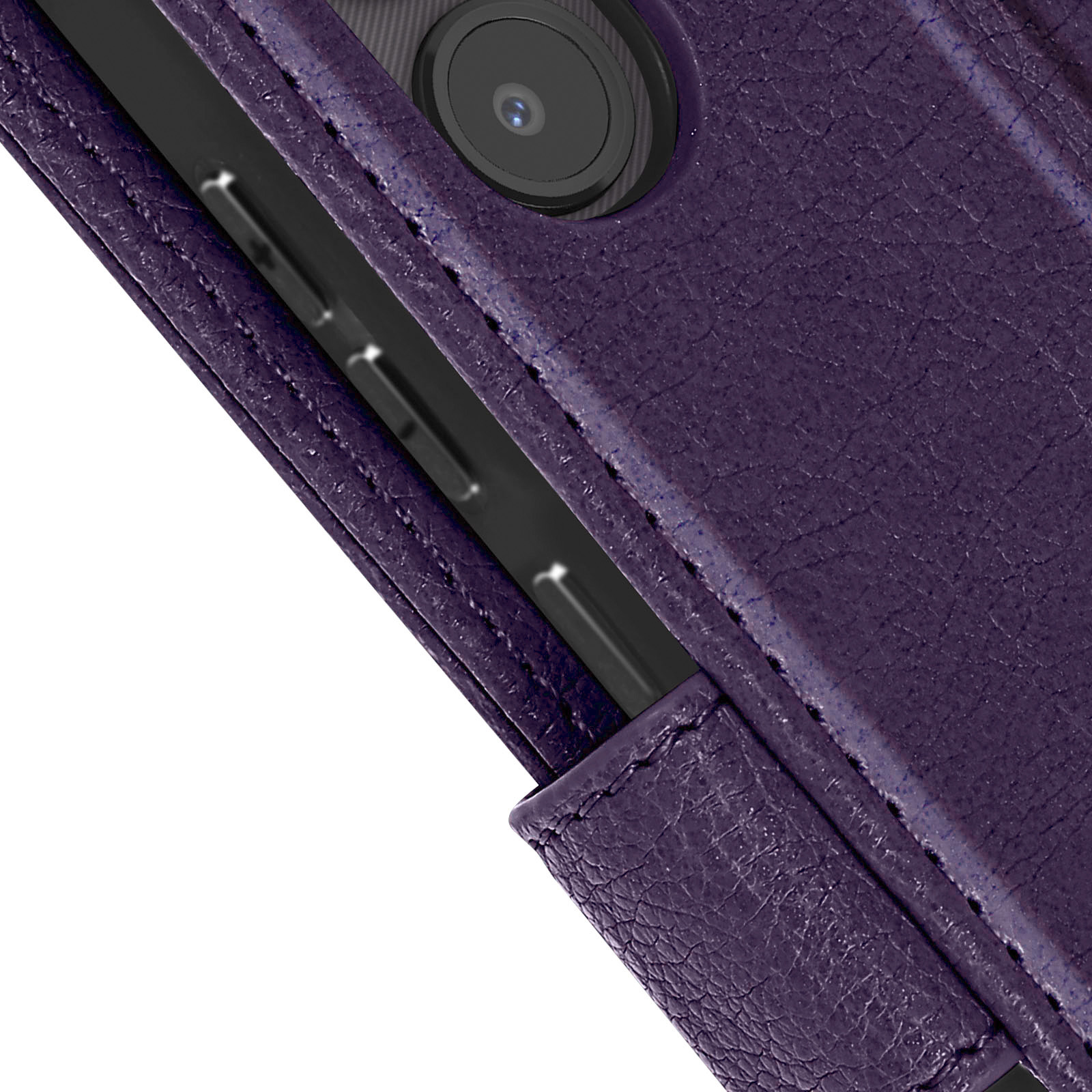 Primo piano di una custodia per telefono in pelle viola con un ritaglio per l'obiettivo della fotocamera.