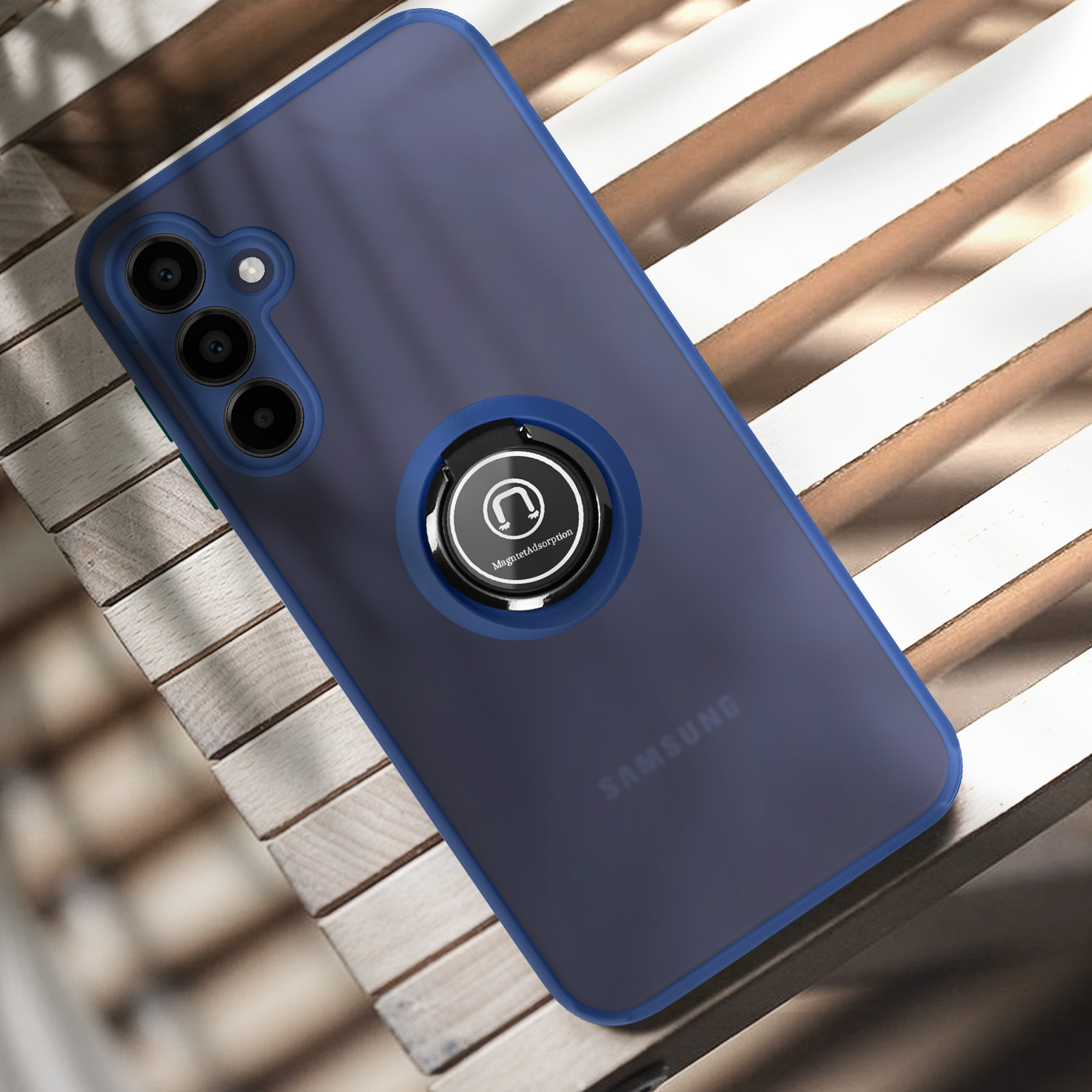 Smartphone avec coque bleue et support anneau sur surface bois, vue de dessus.