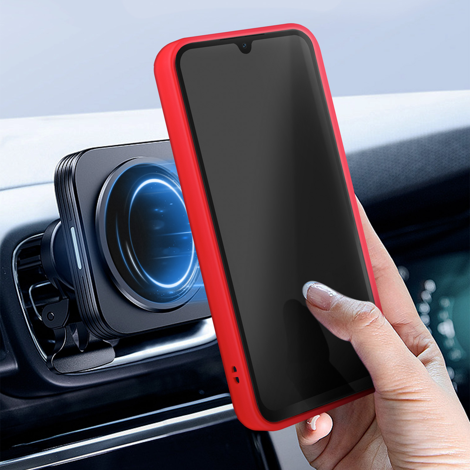 Hand hält ein rotes Telefon mit schwarzem Bildschirm in einer Autohalterung. Der Hintergrund ist unscharf.