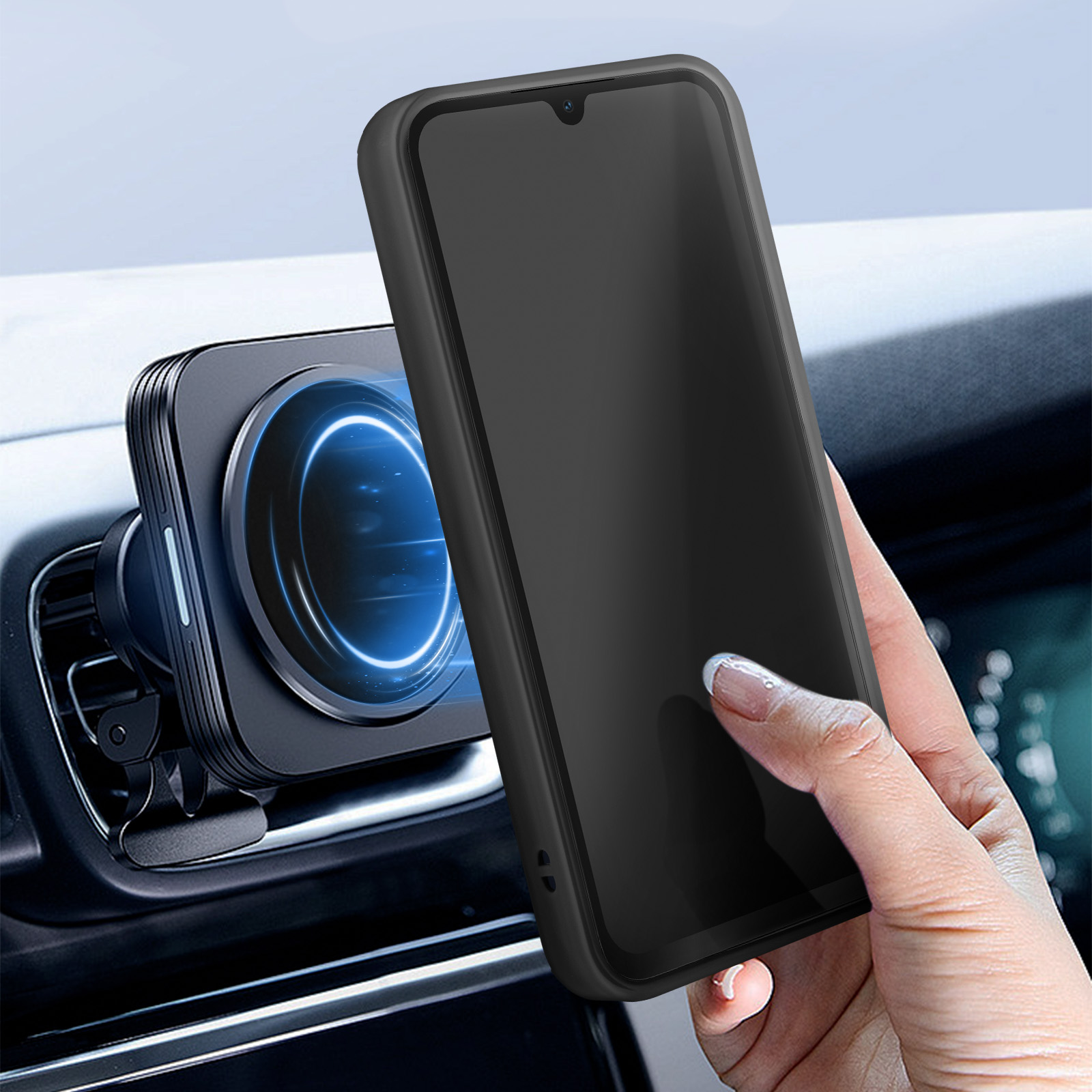 Una mano tiene un telefono nero in auto, attaccato a un supporto magnetico.