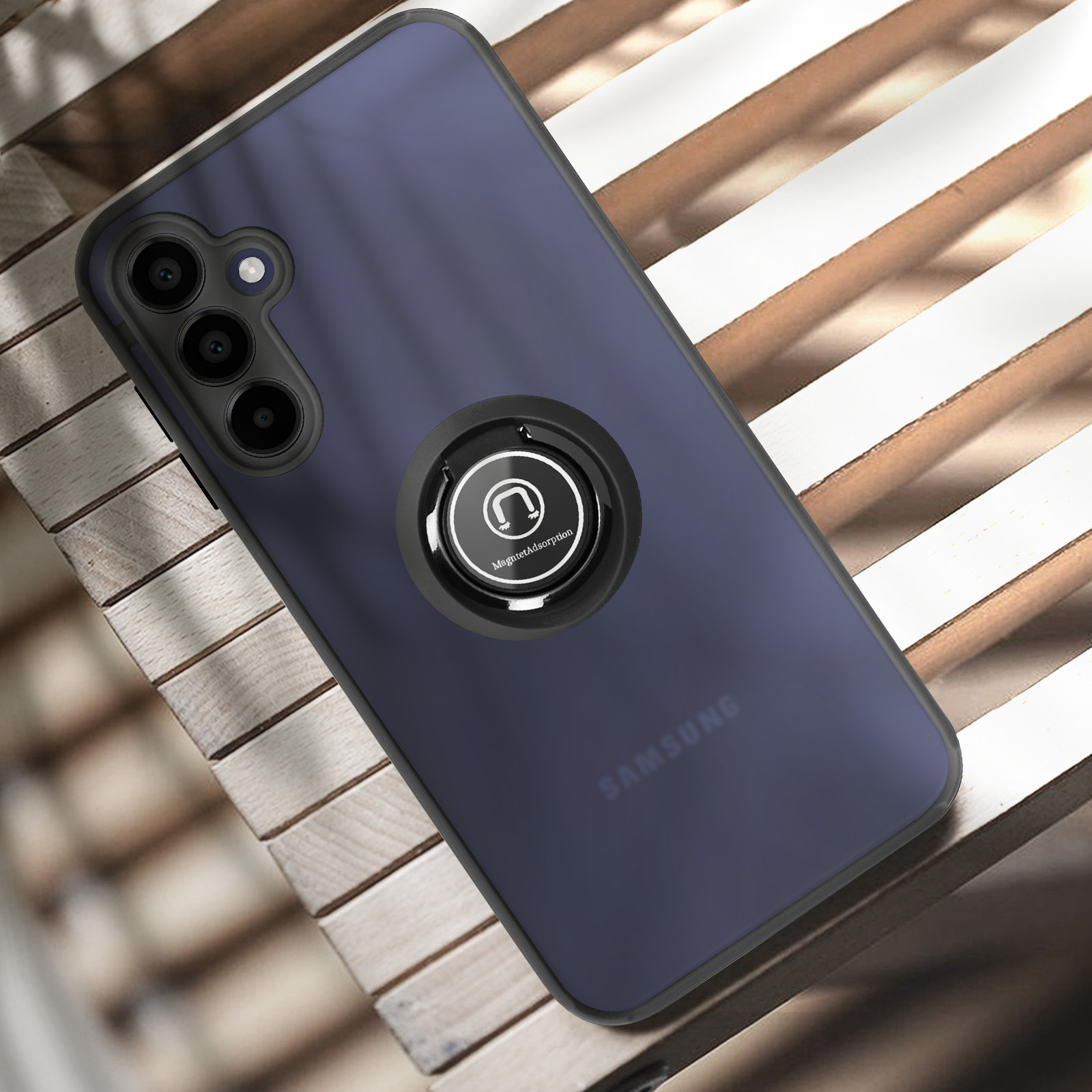 Custodia blu scuro con supporto ad anello, su legno, con logo Samsung.