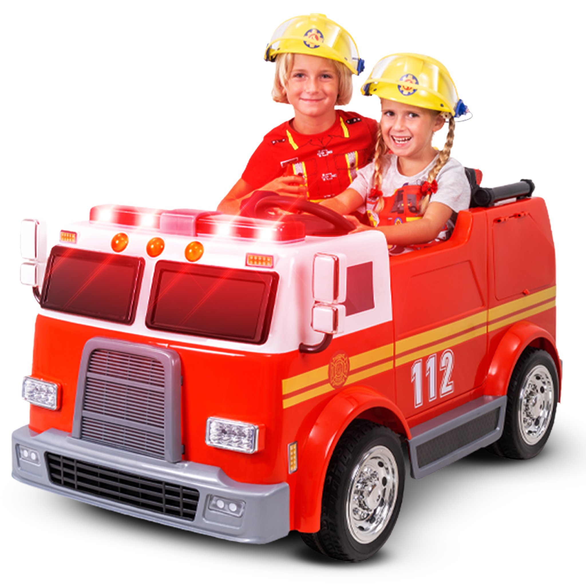 Zwei Kinder in einem rot-weißen Feuerwehrauto-Spielzeug. Beide tragen gelbe Helme.