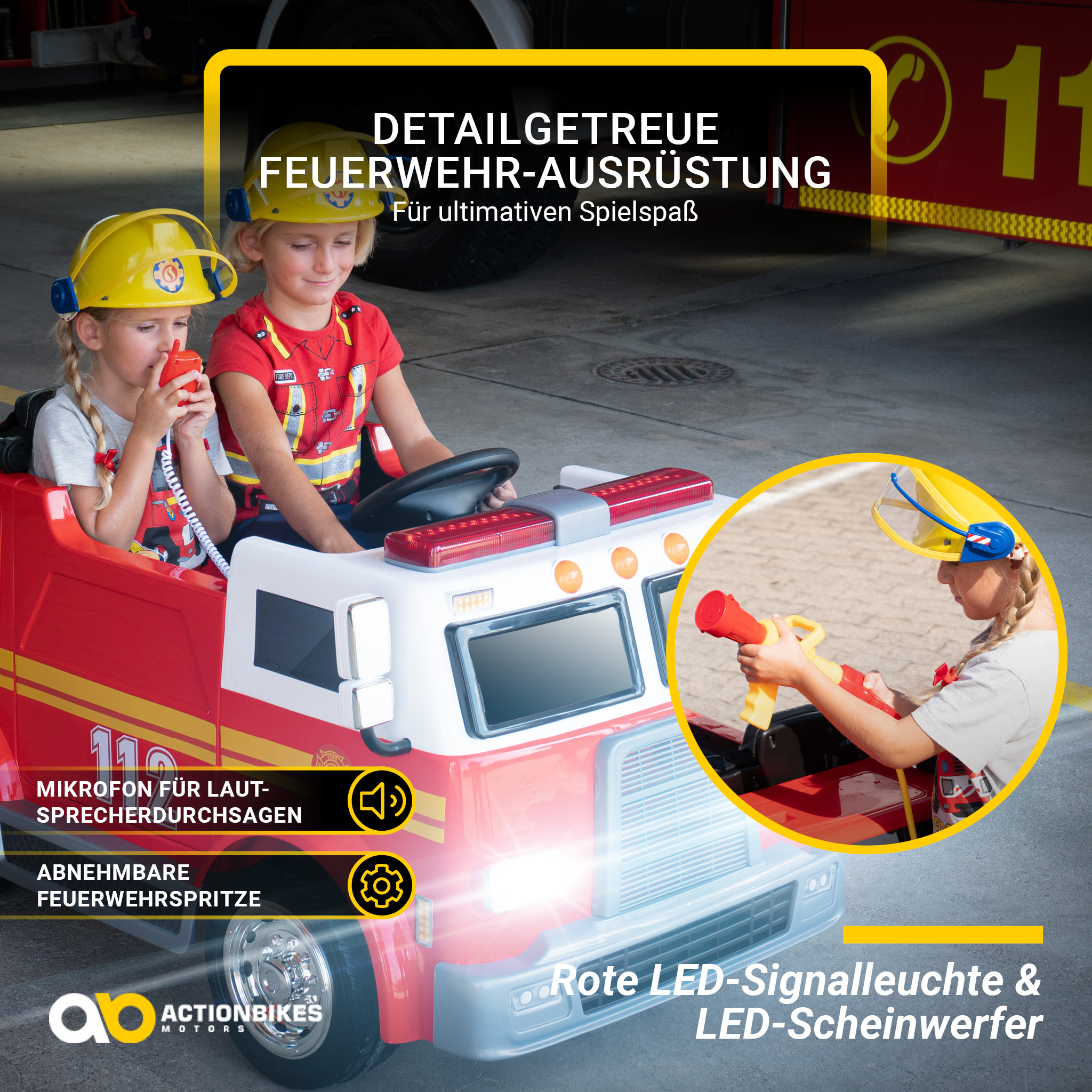 Zwei Kinder in einem Spielzeug-Feuerwehrauto, eines mit Funkgerät, eines mit Wasserpistole.