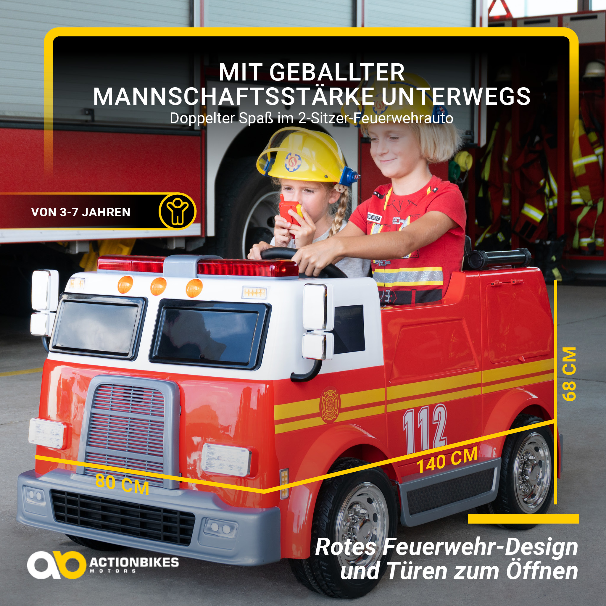 Zwei Kinder in einem roten Spielzeug-Feuerwehrauto mit Maßen und Text.