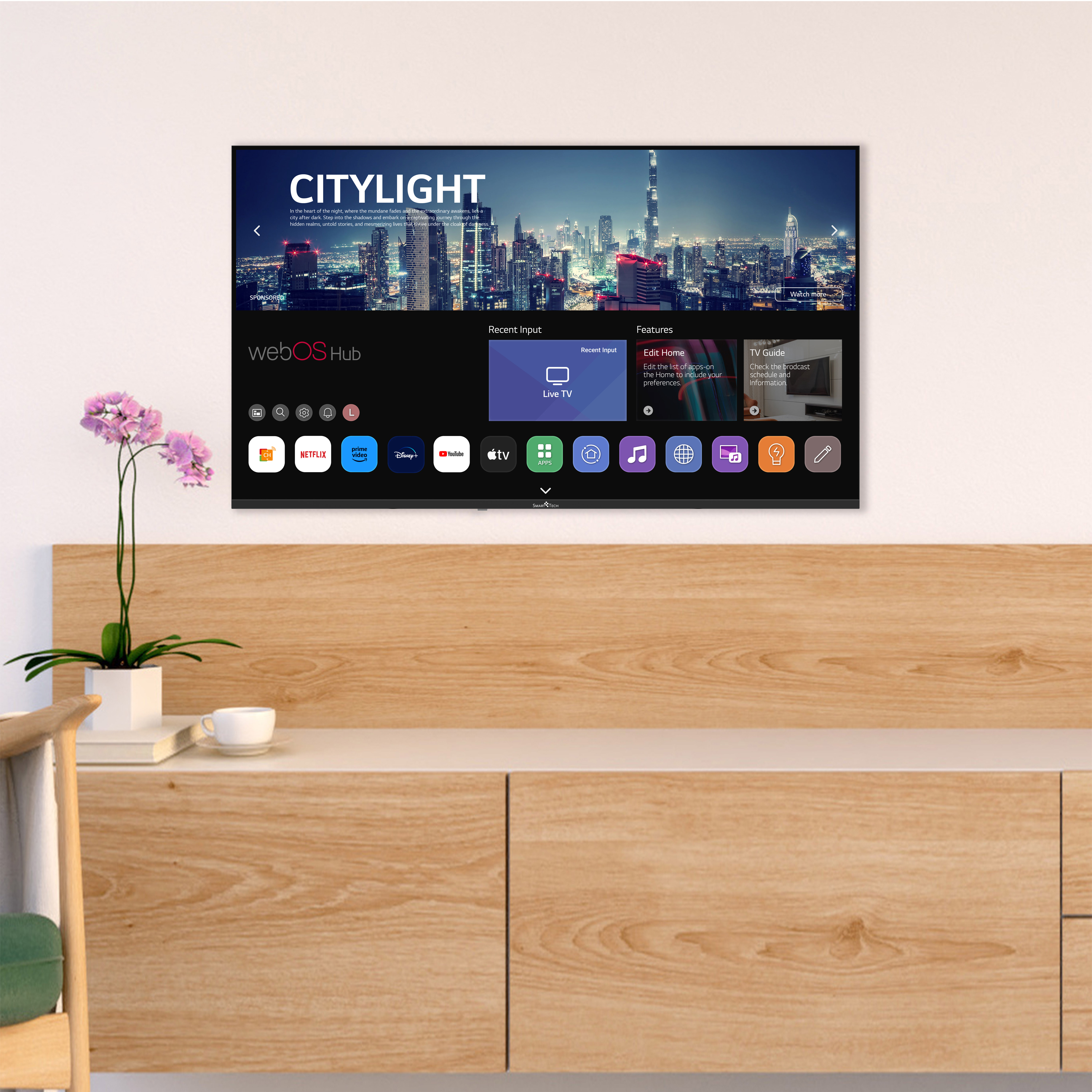 Telewizor z interfejsem miasta na drewnianej szafce, na białej ścianie.