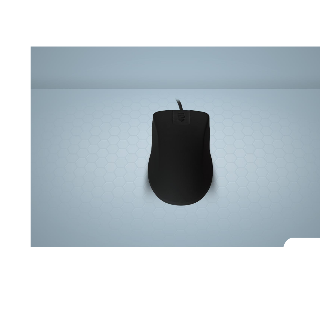 Schwarze Computermaus auf blauem sechseckigen Hintergrund. Mauskabel sichtbar. Einfaches Setup.